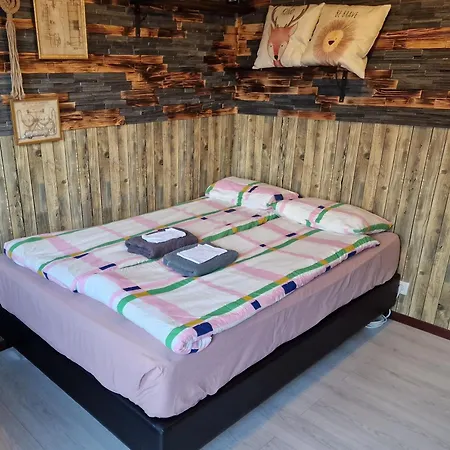 Hunters Little House Gardur Room photo